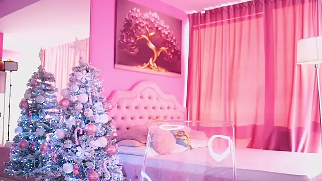 Snapshot of AshleySinn chatting on December 18, 10:10 am AshleySinn online show from December 18, 10:10 am