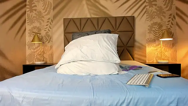 Snapshot of Scarleett_22 chatting on May 27, 7:55 pm Scarleett 22 online show from May 27, 7:55 pm