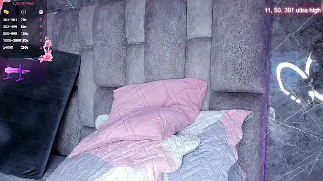 Snapshot of emily_fox1 chatting on November 22, 12:04 pm emily fox1 online show from November 22, 12:04 pm