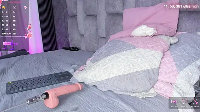 Snapshot of emily_fox1 chatting on December 18, 12:00 pm emily fox1 online show from December 18, 12:00 pm