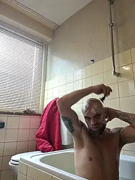 Snapshot of Ladyshaker82 chatting on November 8, 2:39 pm Ladyshaker82 online show from November 8, 2:39 pm