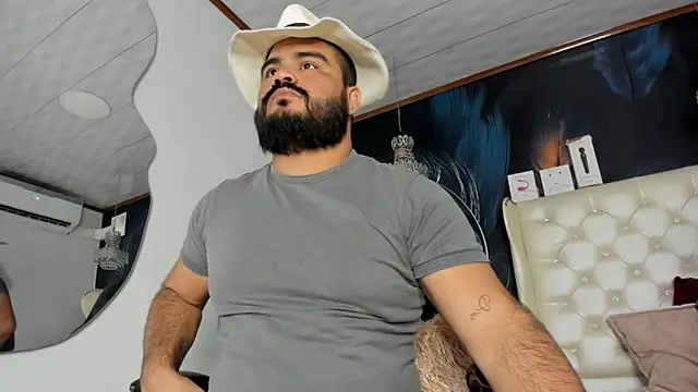 Snapshot of MichaelBear_ chatting on February 7, 12:06 pm MichaelBear online show from February 7, 12:06 pm