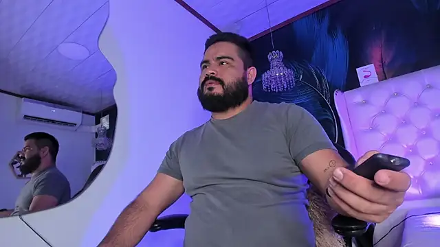 Snapshot of MichaelBear_ chatting on February 12, 12:33 pm MichaelBear online show from February 12, 12:33 pm