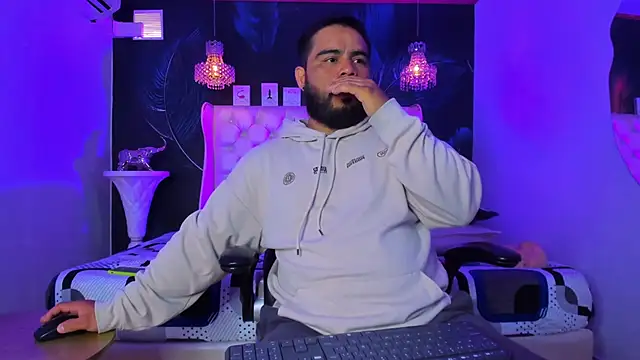 Snapshot of MichaelBear_ chatting on October 4, 1:42 pm MichaelBear online show from October 4, 1:42 pm