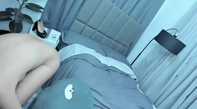 Snapshot of xTransQueenx chatting on February 6, 5:25 am xTransQueenx online show from February 6, 5:25 am