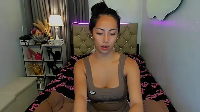 Snapshot of reighnempress chatting on January 19, 5:37 am reighnempress online show from January 19, 5:37 am