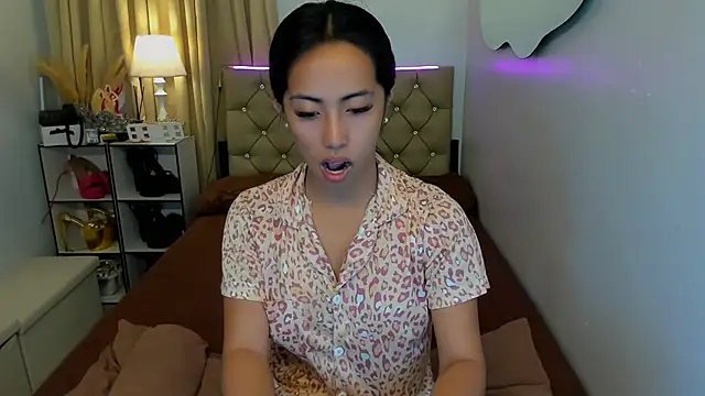 Snapshot of reighnempress chatting on March 4, 1:45 am reighnempress online show from March 4, 1:45 am