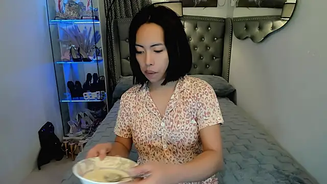 reighnempress online show from December 18, 2:50 am