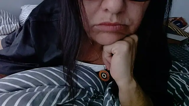 Snapshot of Linda1975 chatting on June 16, 6:27 am Linda1975 online show from June 16, 6:27 am
