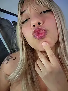 Snapshot of miafresa_hot chatting on March 8, 12:00 am miafresa hot online show from March 8, 12:00 am