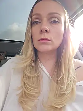 Snapshot of Bondgirl_013 chatting on November 15, 10:34 am Bondgirl 013 online show from November 15, 10:34 am