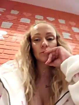 Snapshot of Bondgirl_013 chatting on December 19, 2:57 pm Bondgirl 013 online show from December 19, 2:57 pm