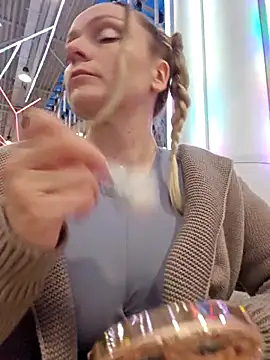 Snapshot of Bondgirl_013 chatting on December 21, 1:51 pm Bondgirl 013 online show from December 21, 1:51 pm