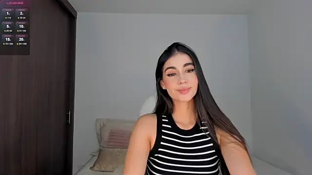 Snapshot of RebeccaBaxter chatting on December 4, 2:20 am RebeccaBaxter online show from December 4, 2:20 am