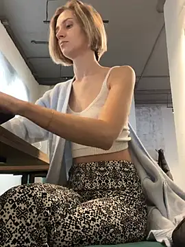 Snapshot of Feral_berry_8133 chatting on January 7, 8:13 am Feral berry 8133 online show from January 7, 8:13 am