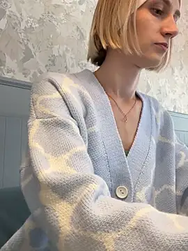 Snapshot of Feral_berry_8133 chatting on February 12, 7:13 am Feral berry 8133 online show from February 12, 7:13 am