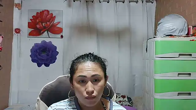 Snapshot of M_e_c_e_l chatting on May 4, 6:53 am M e c e l online show from May 4, 6:53 am