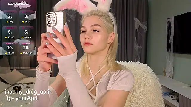 Snapshot of MyApril chatting on October 31, 1:50 am MyApril online show from October 31, 1:50 am