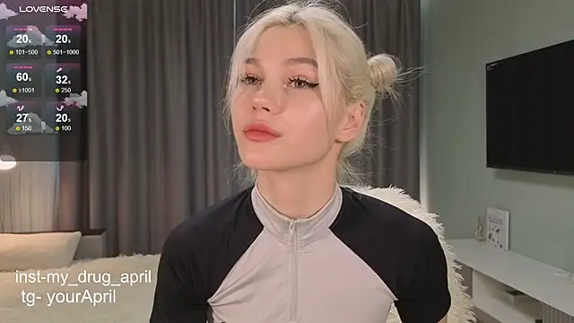 Snapshot of MyApril chatting on November 9, 7:06 am MyApril online show from November 9, 7:06 am