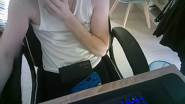 Snapshot of AlexEtSonSexe36 chatting on February 2, 2:24 pm AlexEtSonSexe36 online show from February 2, 2:24 pm