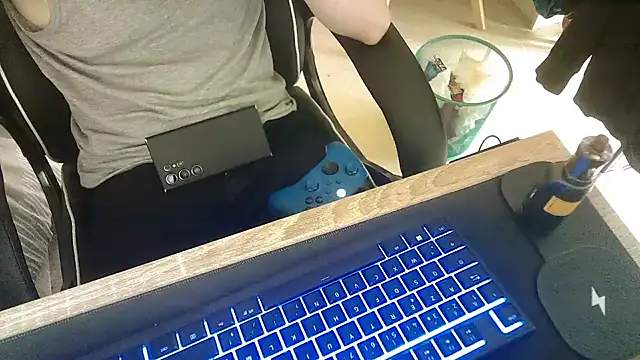 Snapshot of AlexEtSonSexe36 chatting on February 9, 2:18 pm AlexEtSonSexe36 online show from February 9, 2:18 pm