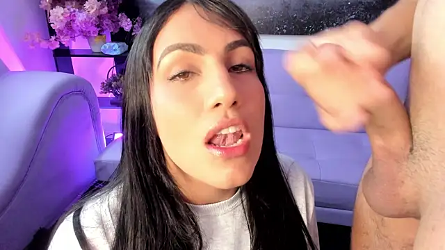 Snapshot of brianna_sexy00 chatting on August 1, 6:34 am brianna sexy00 online show from August 1, 6:34 am