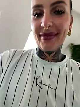 InkedBiitch online show from April 29, 7:20 pm
