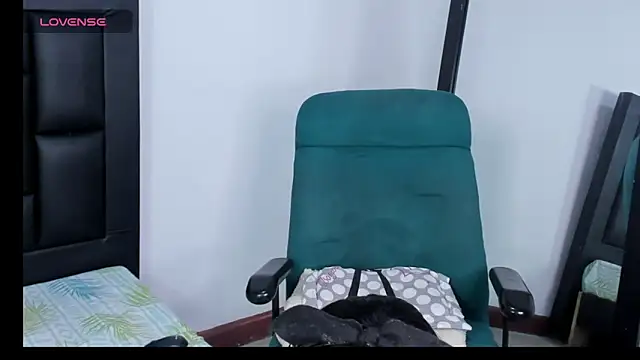 Snapshot of MaiaPetitte_ chatting on January 7, 9:50 pm MaiaPetitte online show from January 7, 9:50 pm