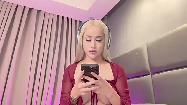 Snapshot of Carrie_Colbyxx chatting on November 3, 2:24 am Carrie Colbyxx online show from November 3, 2:24 am