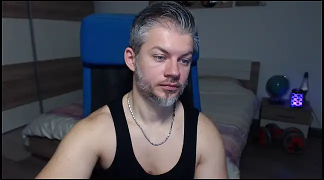 Snapshot of RobbyShawz chatting on December 18, 9:47 am RobbyShawz online show from December 18, 9:47 am