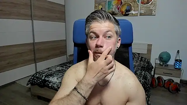 Snapshot of RobbyShawz chatting on May 3, 4:18 am RobbyShawz online show from May 3, 4:18 am
