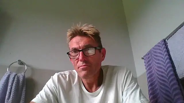 Snapshot of xykenrah@xh chatting on December 26, 3:10 pm xykenrahxh online show from December 26, 3:10 pm