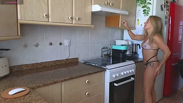 Snapshot of Lunamix chatting on November 8, 12:27 pm Lunamix online show from November 8, 12:27 pm