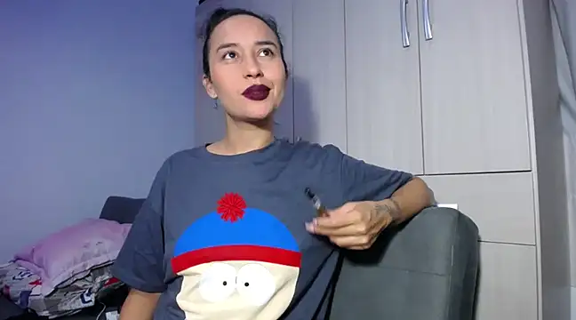 Snapshot of LisaRiveraxxx chatting on February 23, 2:40 am LisaRiveraxxx online show from February 23, 2:40 am