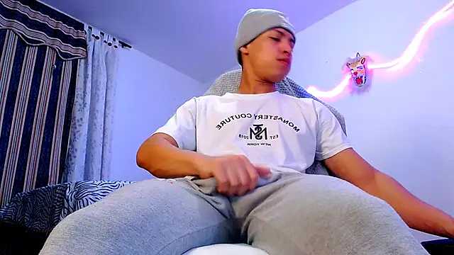 Snapshot of littleyork chatting on December 19, 10:11 am littleyork online show from December 19, 10:11 am