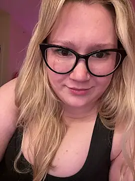 Snapshot of PiggyRose chatting on March 23, 1:53 am PiggyRose online show from March 23, 1:53 am