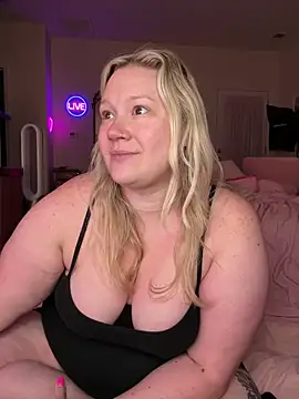 Snapshot of PiggyRose chatting on May 2, 1:32 am PiggyRose online show from May 2, 1:32 am