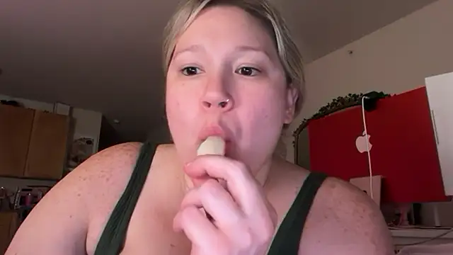 Snapshot of PiggyRose chatting on June 29, 2:51 am PiggyRose online show from June 29, 2:51 am
