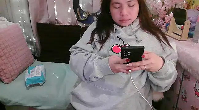 Snapshot of OhmyPinay chatting on December 17, 3:06 am OhmyPinay online show from December 17, 3:06 am