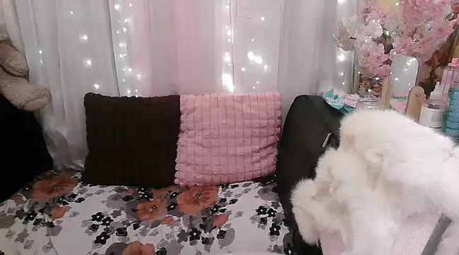 Snapshot of OhmyPinay chatting on March 18, 2:04 am OhmyPinay online show from March 18, 2:04 am