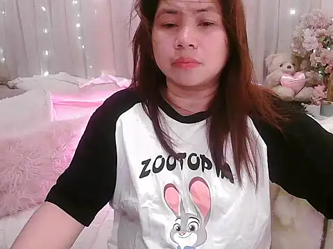 Snapshot of OhmyPinay chatting on November 6, 5:08 am OhmyPinay online show from November 6, 5:08 am