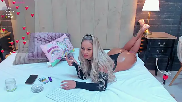 Snapshot of MelanieLexxx chatting on December 13, 8:26 pm MelanieLexxx online show from December 13, 8:26 pm