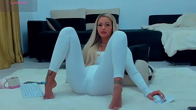 Snapshot of MelanieLexxx chatting on January 1, 1:27 pm MelanieLexxx online show from January 1, 1:27 pm