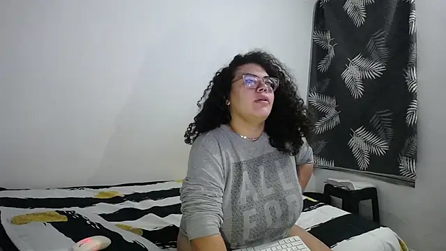 mabigomez00 online show from May 15, 9:16 am