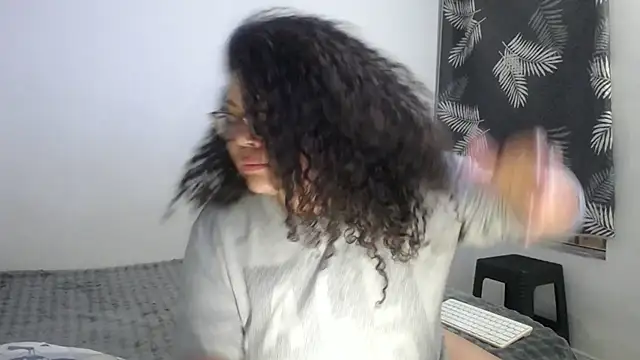 mabigomez00 online show from August 3, 8:13 am