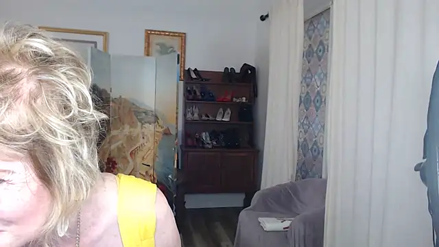 Snapshot of SindeeDix chatting on March 6, 2:46 pm SindeeDix online show from March 6, 2:46 pm