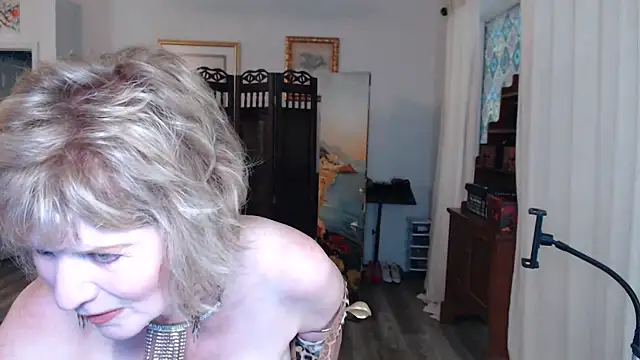 SindeeDix online show from May 2, 12:43 pm