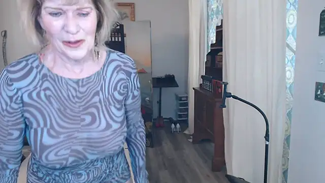 SindeeDix online show from May 7, 2:11 pm