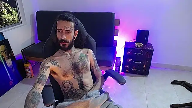 Snapshot of harry_reems1 chatting on December 15, 4:06 am harry reems1 online show from December 15, 4:06 am