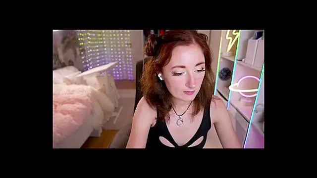 Snapshot of Cissy_Glitter chatting on November 11, 8:09 pm Cissy Glitter online show from November 11, 8:09 pm